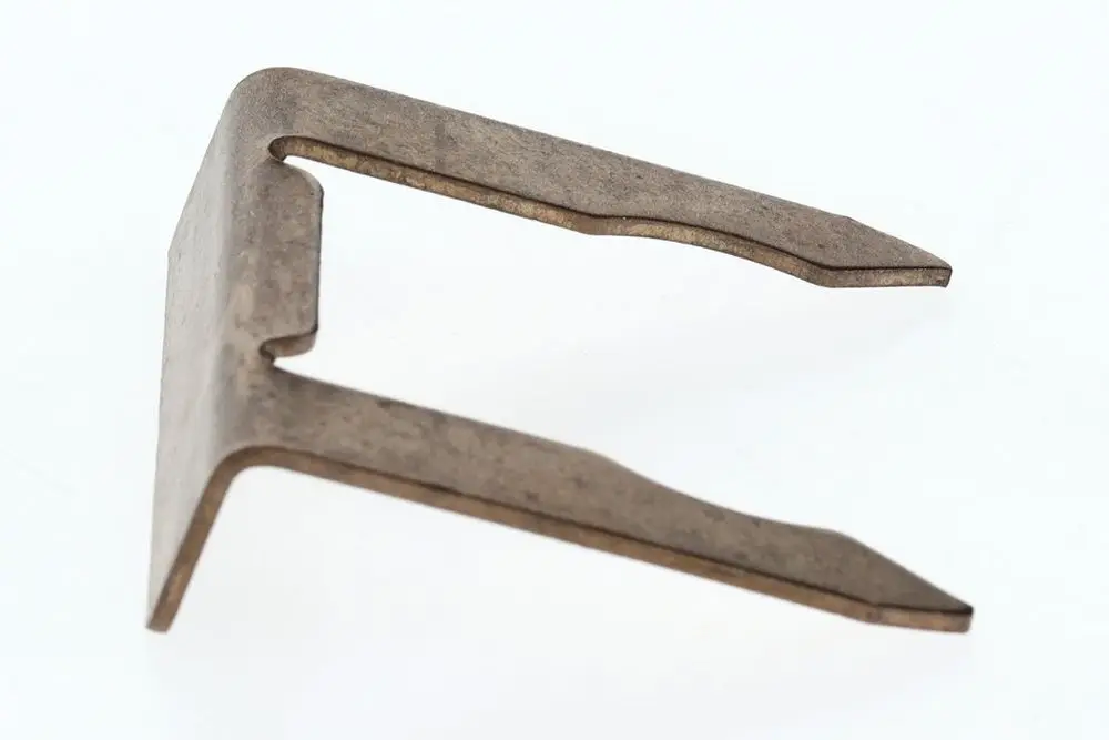 BOSCH Sicherungsklammer aus Metall mit zwei fiskalen, zangenartigen Enden, die zur Befestigung oder Sicherung von Bauteilen verwendet wird.